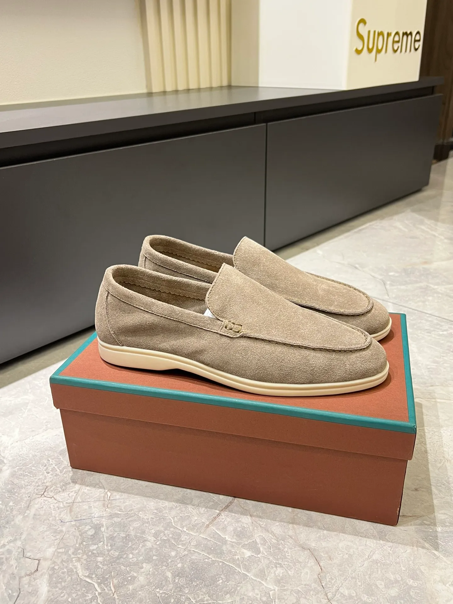 Men's shoes 💰p360 "Loro men's shoes 💰pian'*" Classic L men's shoes for couples 💰p Top version British flat loafers, a must-have item in old money style, the minimalist design is eye-catching and durable, a plus point for dressing The soft foot feel and texture are outstanding. They don’t scratch your feet and are very nice. They are matched with soft and waxy soles. They can be worn daily for a long time without getting tired. They are easy to wear, versatile and classic items, with perfect foot feel and texture! Imported cashmere fabric, the lining is made of imported A-grade water-dyed cow lining, the top version of the genuine leather midsole is sewn with pure handmade mark thread! Size: Female 35-40 (34. Customized) Male 38-44 (45.46. Customized)